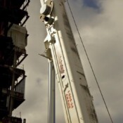 thackray-crane-mobil-hydraulic-truck-boom-extends-to-reach-rooftop-for-new-temple-university-hospit