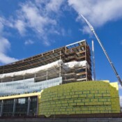 thackray-crane-next-to-new-temple-university-hospital